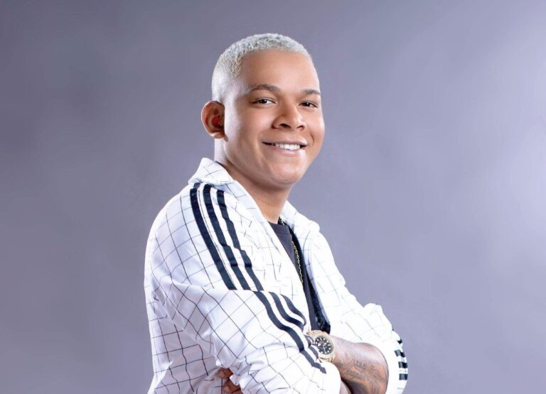 Aldair Playboy: quem é o cantor que levou ‘Amor falso’ ao 1º lugar no Brasil e até ao treino da seleção da Rússia aldair-playboy:-quem-e-o-cantor-que-levou-‘amor-falso’-ao-1o-lugar-no-brasil-e-ate-ao-treino-da-selecao-da-russia