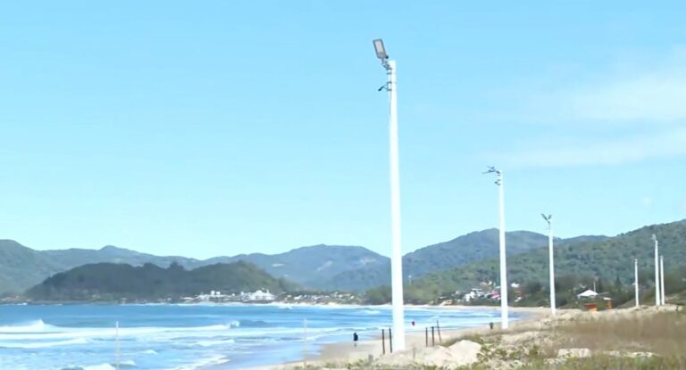 Instalação de postes é paralisada em praia ‘queridinha’ de SC após protestos sobre possíveis impactos ambientais instalacao-de-postes-e-paralisada-em-praia-‘queridinha’-de-sc-apos-protestos-sobre-possiveis-impactos-ambientais