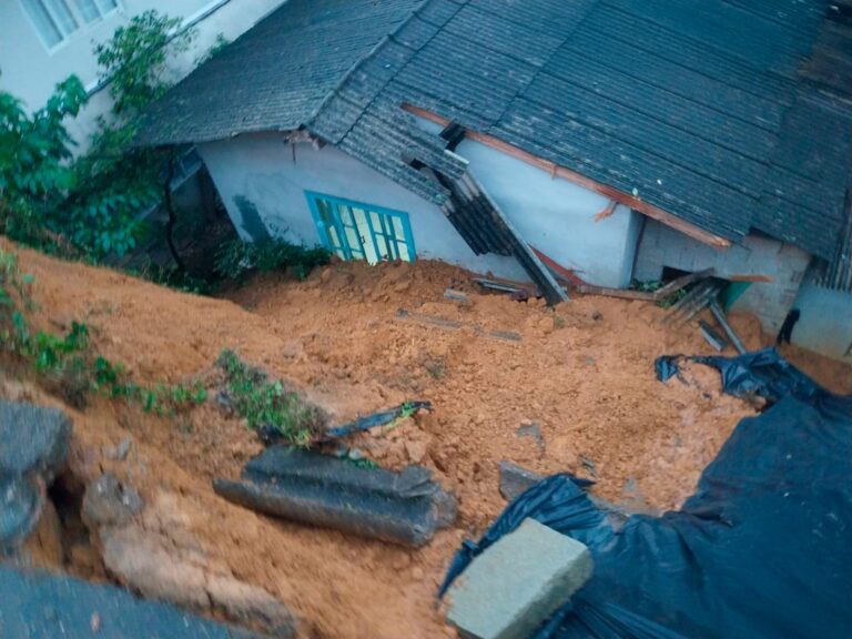 video:-chuvas-derrubam-casa,-alagam-ruas-e-cachoeira-transborda-em-sc