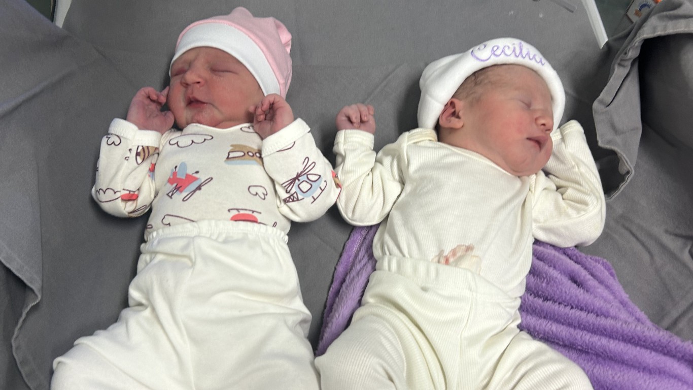 Bebês nascem no mesmo instante e recebem o mesmo nome em hospital de SC: ‘Quase gêmeas’ bebes-nascem-no-mesmo-instante-e-recebem-o-mesmo-nome-em-hospital-de-sc:-‘quase-gemeas’