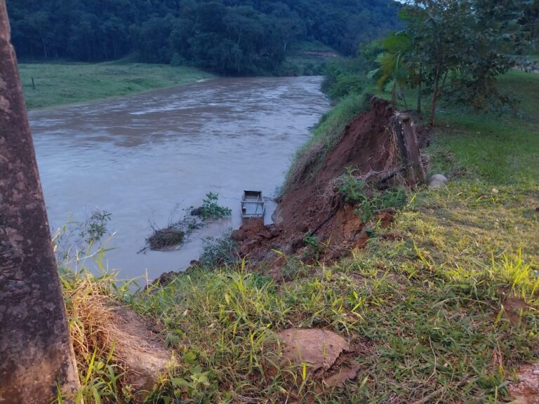 Temporal com granizo do tamanho de ‘bolas de golfe’ e deslizamentos causa estragos em cidades de SC temporal-com-granizo-do-tamanho-de-‘bolas-de-golfe’-e-deslizamentos-causa-estragos-em-cidades-de-sc