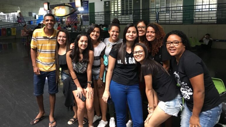 Com 2 mil barquinhos de papel, fã-clube de Anavitória viaja 2,4 mil km para show no Campus Festival com-2-mil-barquinhos-de-papel,-fa-clube-de-anavitoria-viaja-2,4-mil-km-para-show-no-campus-festival