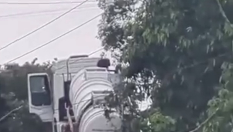 VÍDEO: Dejetos transbordam de caminhão de esgoto ‘preso’ no topo de morro em SC video:-dejetos-transbordam-de-caminhao-de-esgoto-‘preso’-no-topo-de-morro-em-sc
