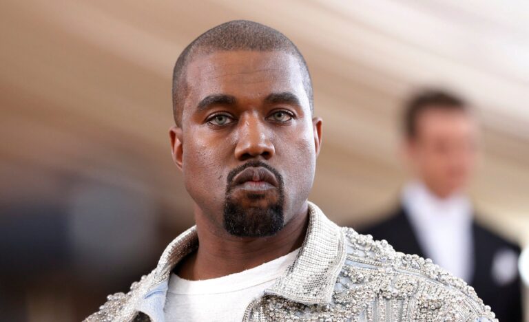 Kanye West cria nova polêmica ao chamar escravidão de ‘opção’ kanye-west-cria-nova-polemica-ao-chamar-escravidao-de-‘opcao’