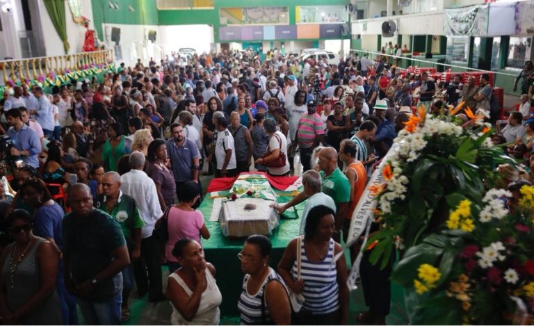 Corpo de Dona Ivone Lara é velado na quadra da escola de samba Império Serrano, no Rio corpo-de-dona-ivone-lara-e-velado-na-quadra-da-escola-de-samba-imperio-serrano,-no-rio