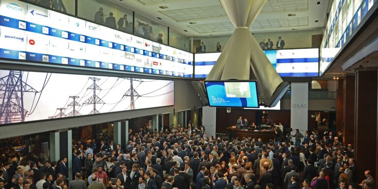 Ibovespa volta aos 174 mil pontos com aposta na Selic, e dólar cai ibovespa-volta-aos-174-mil-pontos-com-aposta-na-selic,-e-dolar-cai