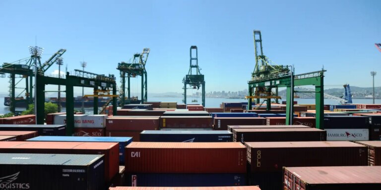 Projeção de superávit comercial é elevada para US$ 90 bilhões projecao-de-superavit-comercial-e-elevada-para-us$-90-bilhoes