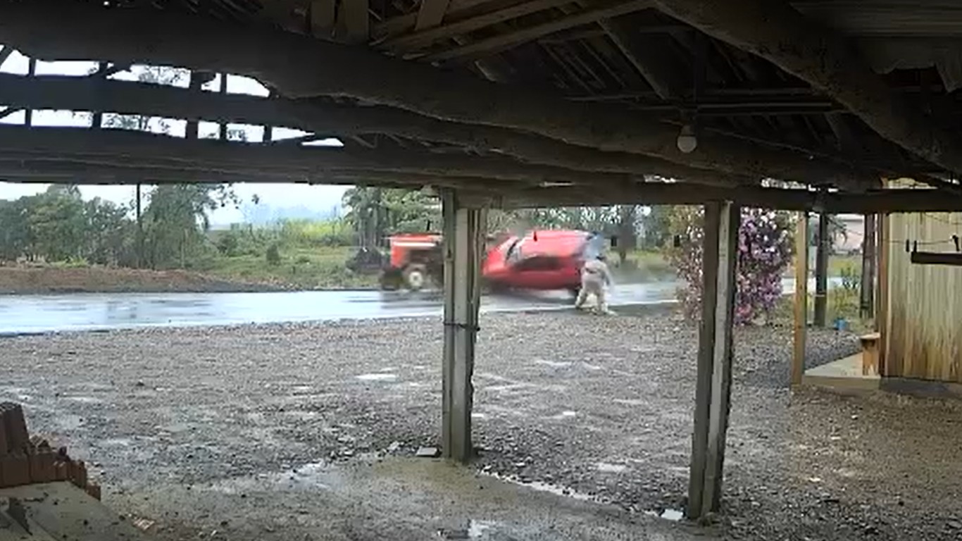VÍDEO: operador de trator escapa por segundos de ser esmagado por carro em SC video:-operador-de-trator-escapa-por-segundos-de-ser-esmagado-por-carro-em-sc