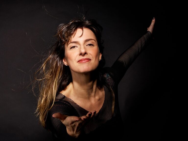 Anna Ratto corrige distorção e vai mais longe no álbum de intérprete ‘Tantas’ anna-ratto-corrige-distorcao-e-vai-mais-longe-no-album-de-interprete-‘tantas’