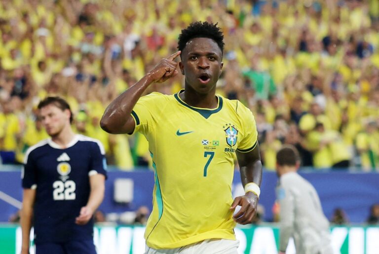 É #FAKE que telejornal noticiou que Fifa suspendeu juiz de Brasil x Escócia por anular gol de Vini Jr. na Copa; cena foi criada com IA e-#fake-que-telejornal-noticiou-que-fifa-suspendeu-juiz-de-brasil-x-escocia-por-anular-gol-de-vini-jr.-na-copa;-cena-foi-criada-com-ia