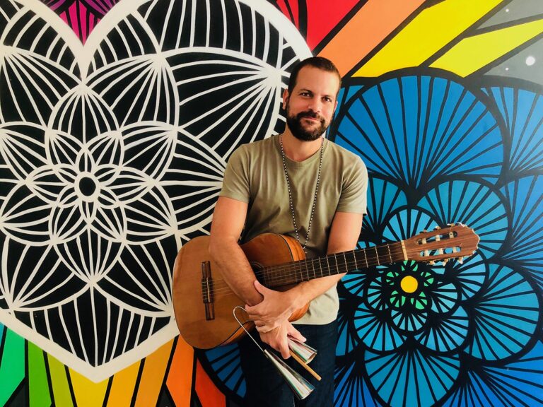 Parceiro de Sandy e Iorc, Daniel Lopes cai no samba com o EP ‘Todo mundo é DJ’ parceiro-de-sandy-e-iorc,-daniel-lopes-cai-no-samba-com-o-ep-‘todo-mundo-e-dj’
