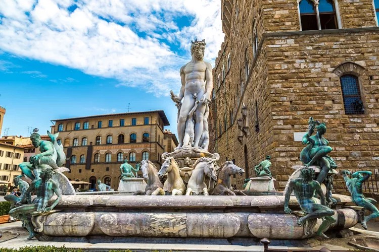 Mulher é multada em quase R$ 30 mil após tentar tocar pênis de estátua na Itália em desafio entre amigos mulher-e-multada-em-quase-r$-30-mil-apos-tentar-tocar-penis-de-estatua-na-italia-em-desafio-entre-amigos