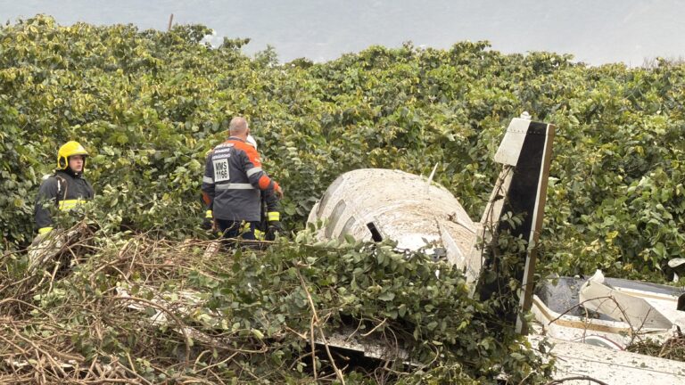 VÍDEO mostra queda de avião de pequeno porte sobre restinga em praia de Navegantes (SC) video-mostra-queda-de-aviao-de-pequeno-porte-sobre-restinga-em-praia-de-navegantes-(sc)