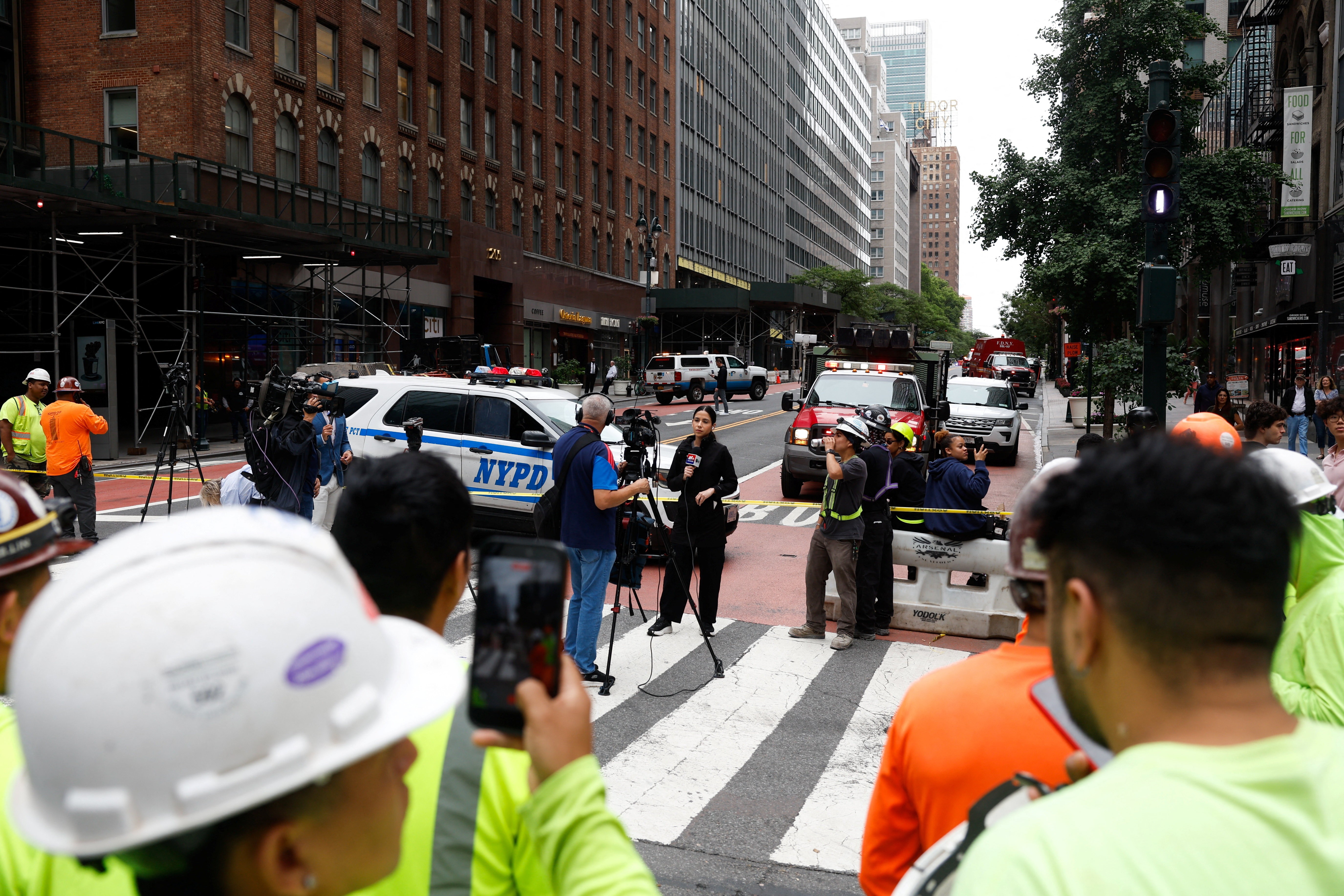 Consulado do Brasil em Nova York é esvaziado e fecha após risco de desabamento de prédio vizinho consulado-do-brasil-em-nova-york-e-esvaziado-e-fecha-apos-risco-de-desabamento-de-predio-vizinho