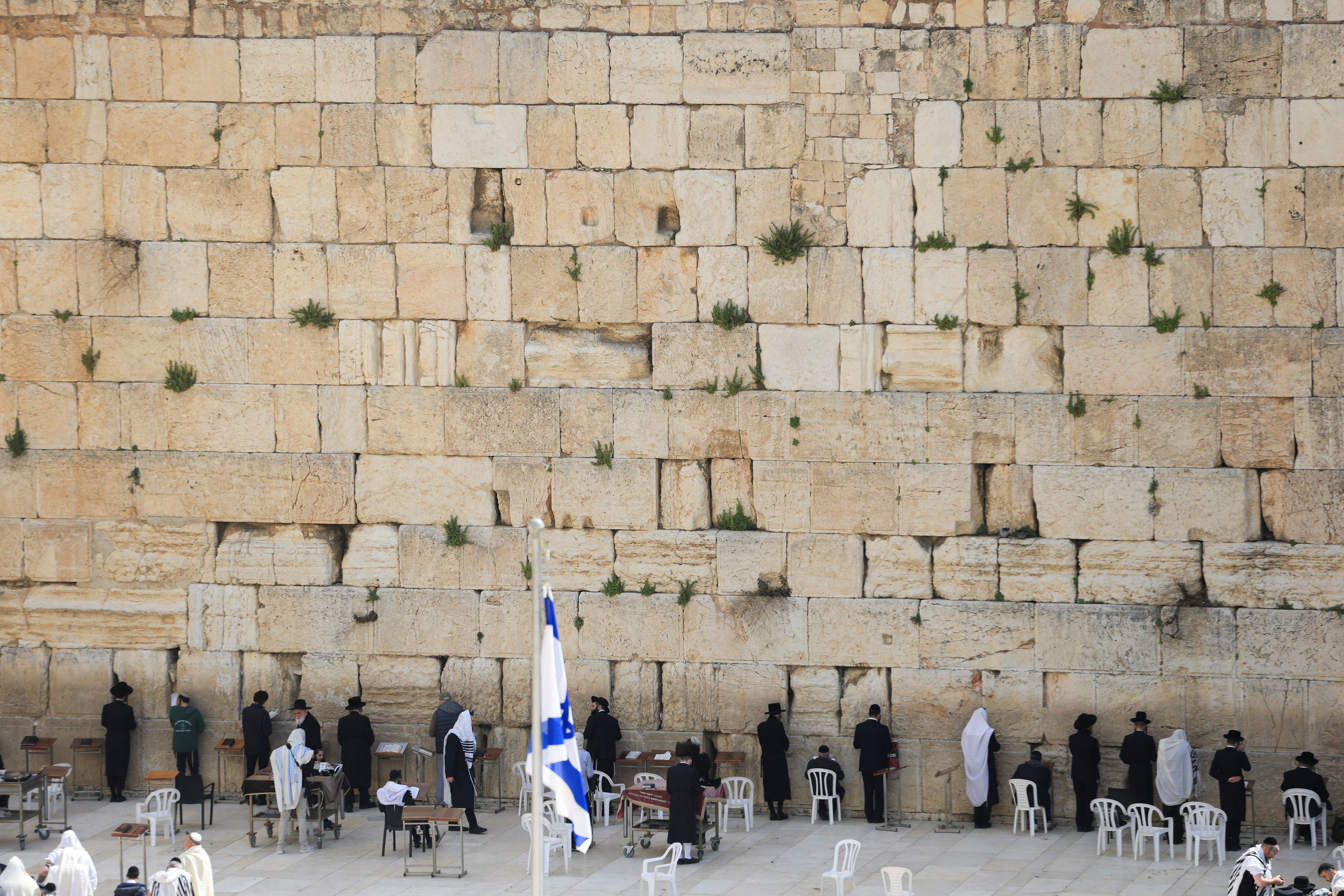 Locais sagrados em Jerusalém reabrem após 40 dias fechados devido à guerra locais-sagrados-em-jerusalem-reabrem-apos-40-dias-fechados-devido-a-guerra