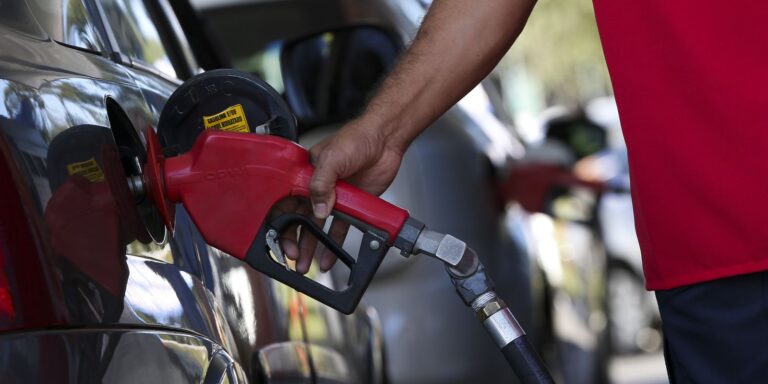 Governo adia reunião que pode aumentar etanol na gasolina para 32% governo-adia-reuniao-que-pode-aumentar-etanol-na-gasolina-para-32%