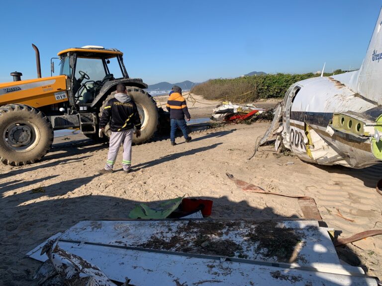 Avião é serrado em pedaços em praia de SC dois dias após cair; entenda aviao-e-serrado-em-pedacos-em-praia-de-sc-dois-dias-apos-cair;-entenda