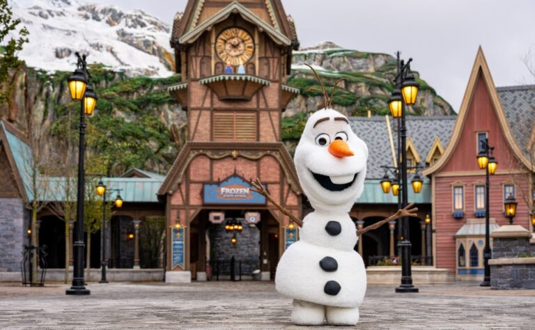 Disney Paris inaugura área temática de ‘Frozen’ com castelo e montanha de gelo; veja VÍDEO disney-paris-inaugura-area-tematica-de-‘frozen’-com-castelo-e-montanha-de-gelo;-veja-video