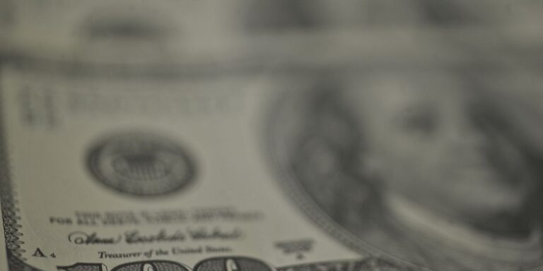 Dólar recua, bolsa cai e petróleo dispara com tensão no Oriente Médio dolar-recua,-bolsa-cai-e-petroleo-dispara-com-tensao-no-oriente-medio