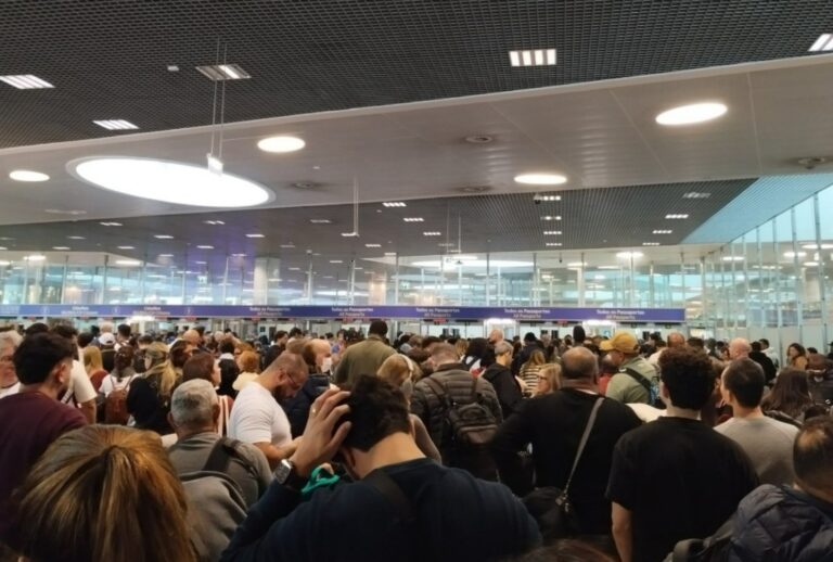 Novo controle de passaportes provoca filas de até 5 horas em aeroportos da Europa novo-controle-de-passaportes-provoca-filas-de-ate-5-horas-em-aeroportos-da-europa