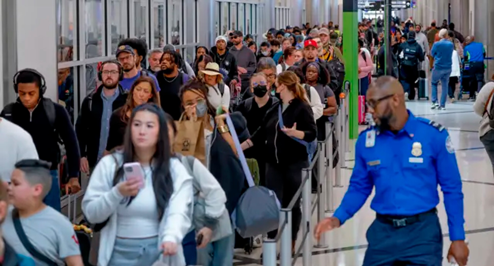 Por que aeroportos nos EUA enfrentam caos — e o que decisão de Trump de enviar ICE tem a ver com isso por-que-aeroportos-nos-eua-enfrentam-caos-—-e-o-que-decisao-de-trump-de-enviar-ice-tem-a-ver-com-isso
