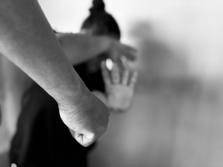 Mulher é dopada e estuprada pelo marido e precisa retirar útero em cirurgia emergencial em SC, diz polícia mulher-e-dopada-e-estuprada-pelo-marido-e-precisa-retirar-utero-em-cirurgia-emergencial-em-sc,-diz-policia