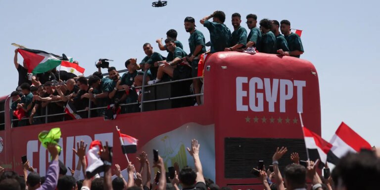 Jogadores do Egito são recebidos como heróis após atuação na Copa jogadores-do-egito-sao-recebidos-como-herois-apos-atuacao-na-copa