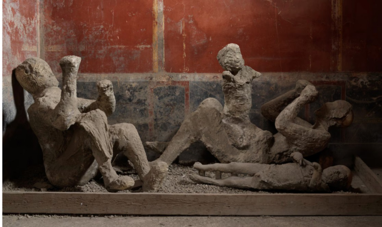 Nova exposição mostra moldes de vítimas de Pompeia ‘congeladas’ no momento da morte nova-exposicao-mostra-moldes-de-vitimas-de-pompeia-‘congeladas’-no-momento-da-morte