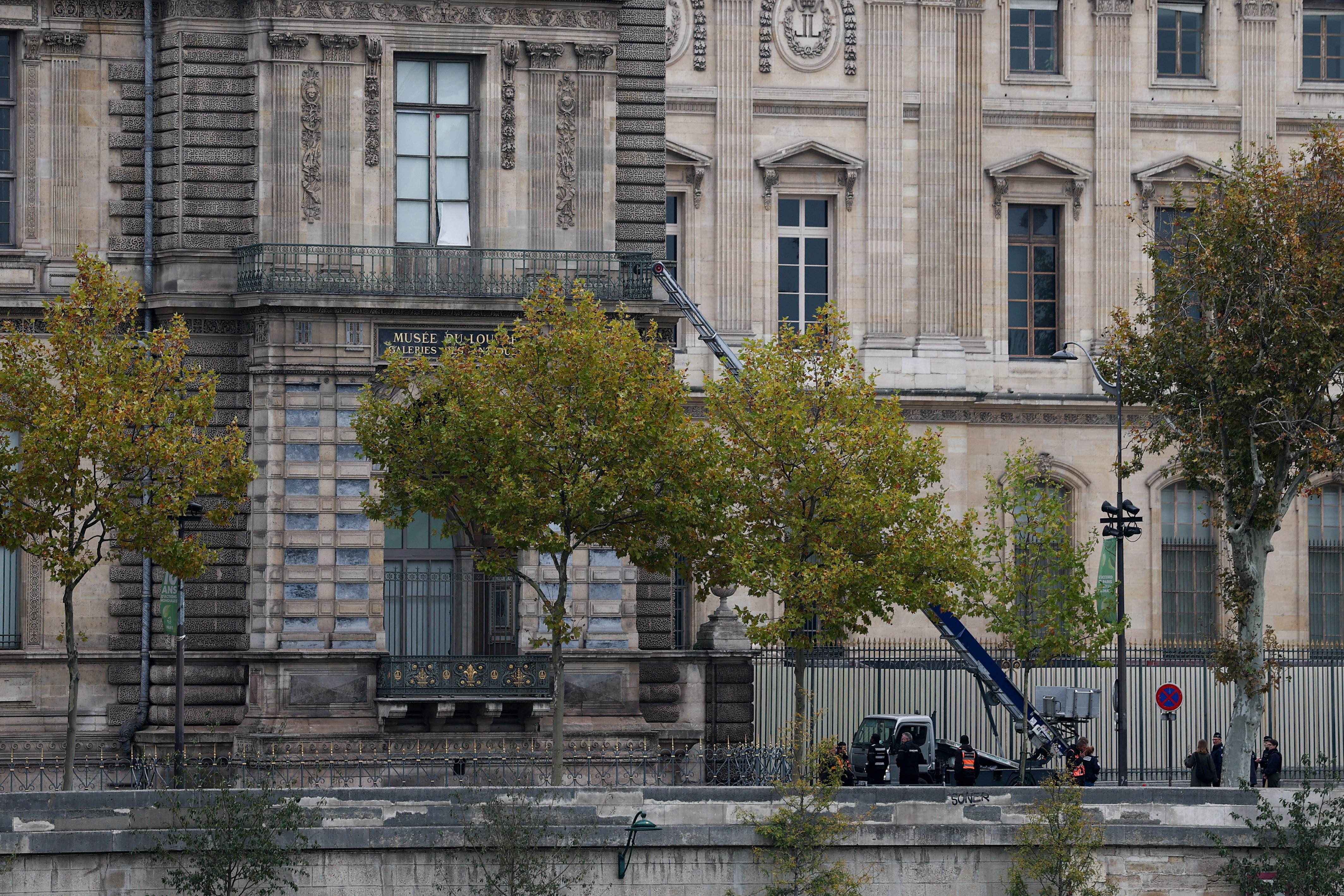 Suspeitos de roubar joias do Museu do Louvre afirmam à polícia que receberiam até 25 mil euros pelo crime, diz jornal suspeitos-de-roubar-joias-do-museu-do-louvre-afirmam-a-policia-que-receberiam-ate-25-mil-euros-pelo-crime,-diz-jornal