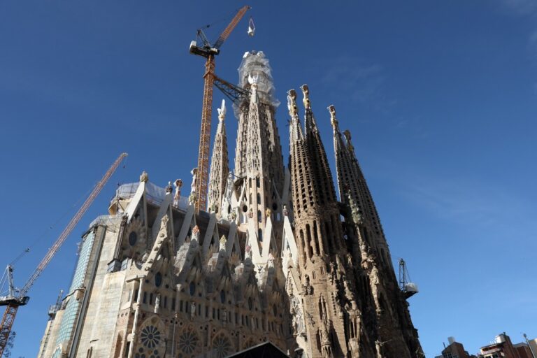 basilica-sagrada-familia,-em-barcelona,-atinge-novo-recorde-de-altura