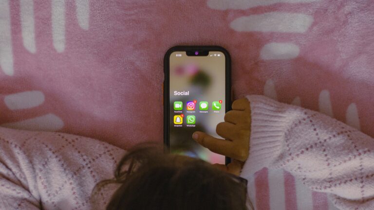 Reino Unido planeja ‘toque de recolher digital’ para tirar jovens das redes sociais durante a madrugada reino-unido-planeja-‘toque-de-recolher-digital’-para-tirar-jovens-das-redes-sociais-durante-a-madrugada