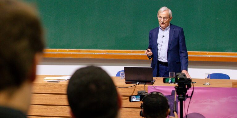 Nobel da economia diz que impacto da IA no emprego é superestimado nobel-da-economia-diz-que-impacto-da-ia-no-emprego-e-superestimado