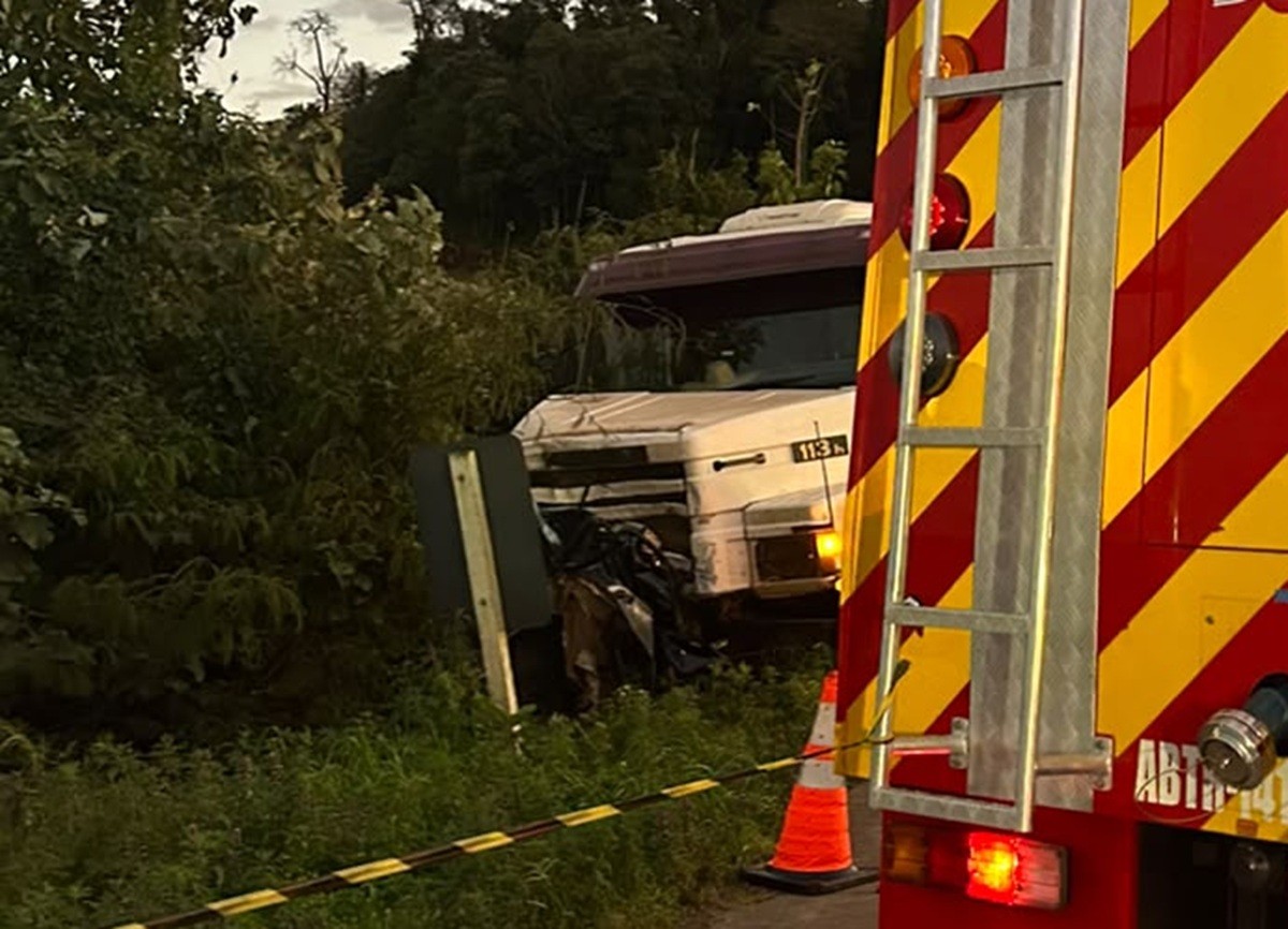 Carro é esmagado por caminhão e jovens morrem após batida frontal na BR-163 em SC carro-e-esmagado-por-caminhao-e-jovens-morrem-apos-batida-frontal-na-br-163-em-sc
