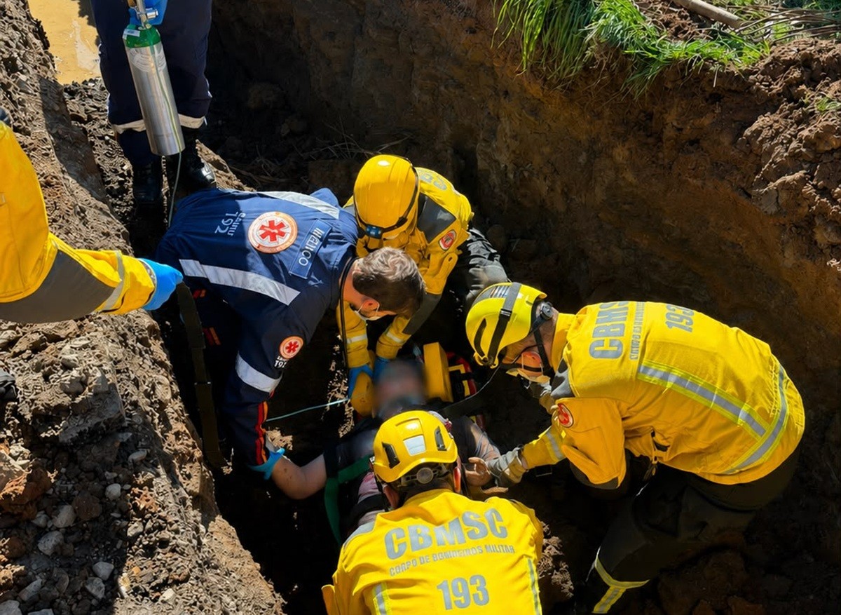 Trabalhador é soterrado em vala de 2 metros e colegas cavam por conta própria para salvá-lo em SC trabalhador-e-soterrado-em-vala-de-2-metros-e-colegas-cavam-por-conta-propria-para-salva-lo-em-sc