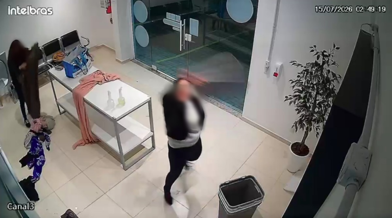 VÍDEO: Cliente depreda lavanderia após roupas saírem com mau cheiro em SC video:-cliente-depreda-lavanderia-apos-roupas-sairem-com-mau-cheiro-em-sc