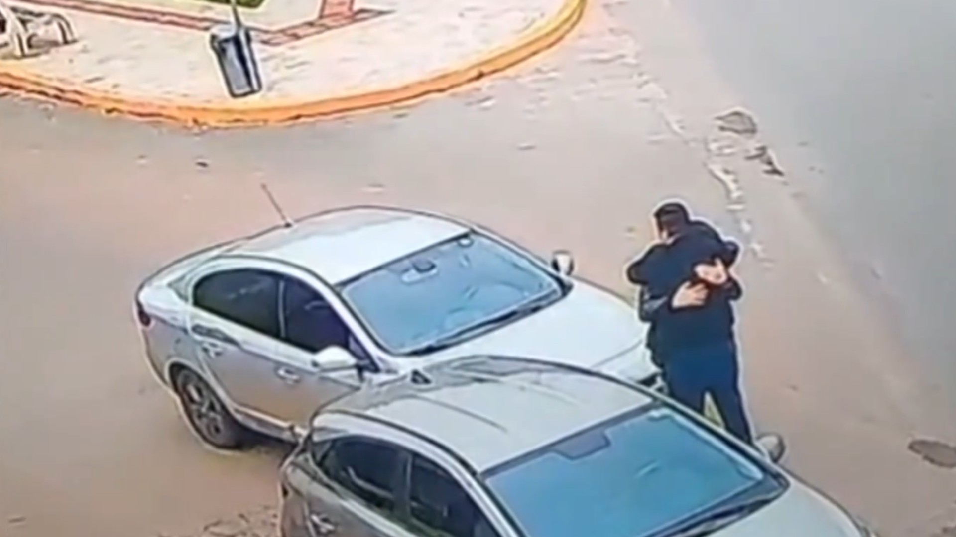 ‘Achei que iam brigar’: pedreiro conta como flagrou abraço após acidente em vídeo que viralizou ‘achei-que-iam-brigar’:-pedreiro-conta-como-flagrou-abraco-apos-acidente-em-video-que-viralizou