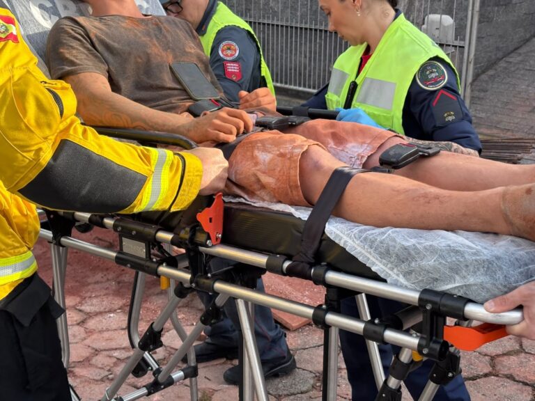 Jovem completamente soterrado após queda de barranco é salvo por colegas em Blumenau: ‘Heróis’ jovem-completamente-soterrado-apos-queda-de-barranco-e-salvo-por-colegas-em-blumenau:-‘herois’