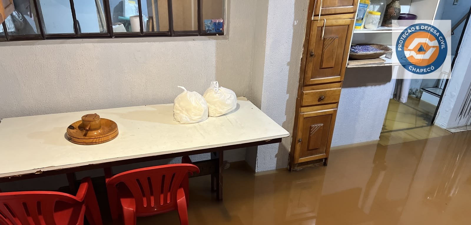 Forte chuva causa destelhamentos, alagamentos e deixa desalojados em Chapecó forte-chuva-causa-destelhamentos,-alagamentos-e-deixa-desalojados-em-chapeco