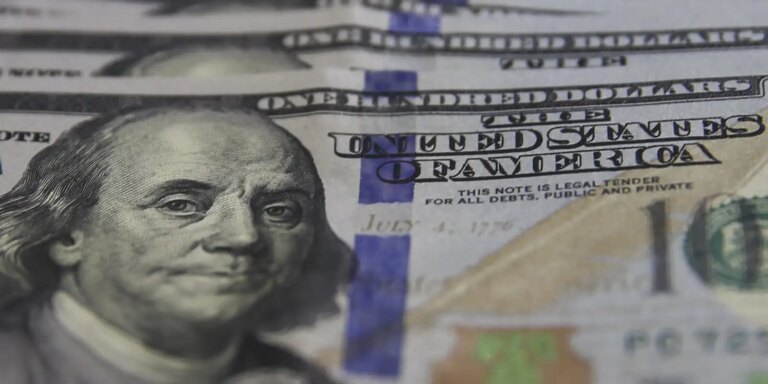 Dólar cai ao menor valor desde junho com alta do petróleo dolar-cai-ao-menor-valor-desde-junho-com-alta-do-petroleo