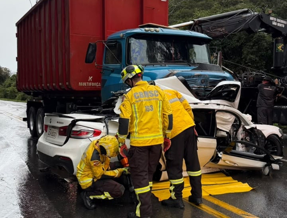 Mulher de 26 anos morre após carro de luxo rodar na pista e parar embaixo de caminhão na SC-418 mulher-de-26-anos-morre-apos-carro-de-luxo-rodar-na-pista-e-parar-embaixo-de-caminhao-na-sc-418