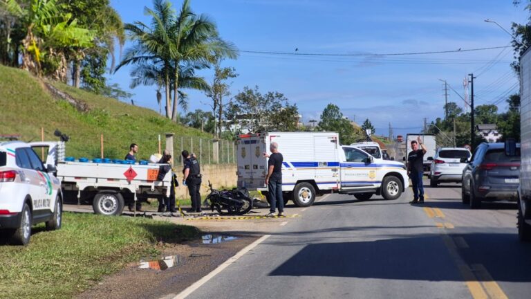 Adolescente de 17 anos que pilotava moto morre após batida com caminhão em SC adolescente-de-17-anos-que-pilotava-moto-morre-apos-batida-com-caminhao-em-sc