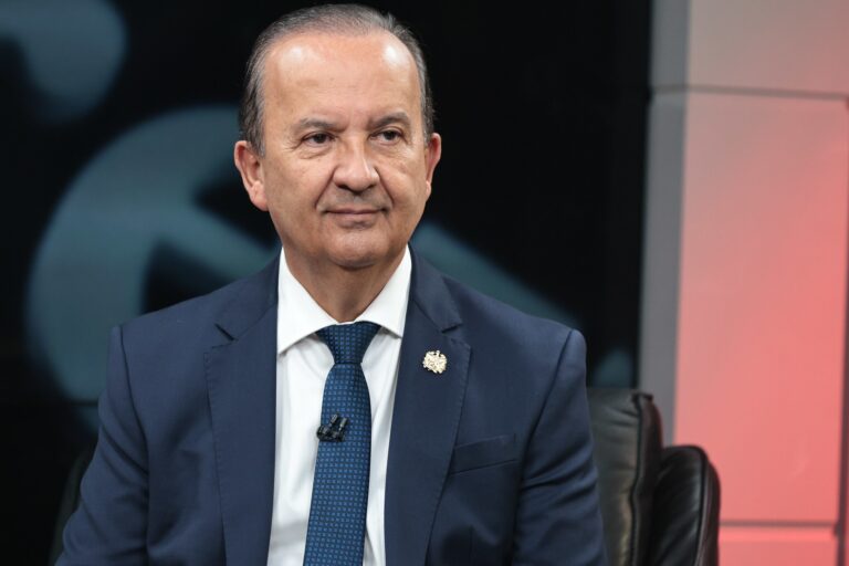 Promessas de Jorginho Mello: governador de SC criou programa para custear vagas em universidades e ampliou trabalho de presidiários; meta de viabilizar delegacias da mulher não foi cumprida promessas-de-jorginho-mello:-governador-de-sc-criou-programa-para-custear-vagas-em-universidades-e-ampliou-trabalho-de-presidiarios;-meta-de-viabilizar-delegacias-da-mulher-nao-foi-cumprida