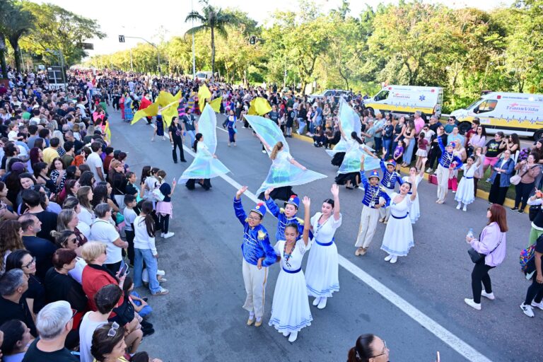 Parada reúne 5 mil dançarinos com alas coreografadas durante Festival de Dança de Joinville; VÍDEO parada-reune-5-mil-dancarinos-com-alas-coreografadas-durante-festival-de-danca-de-joinville;-video