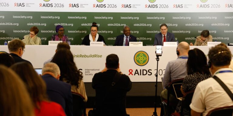 Infecções e mortes por HIV caem, mas falta de recursos ameaça avanços infeccoes-e-mortes-por-hiv-caem,-mas-falta-de-recursos-ameaca-avancos