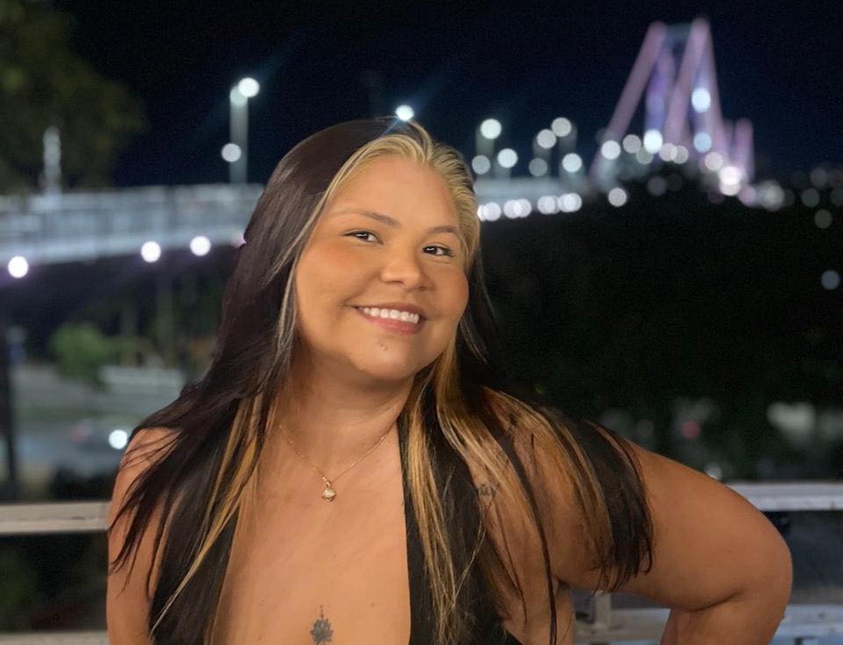 Vendedora morre após carro avançar sinal e bater em moto de app na saída do trabalho em SC; motorista fugiu vendedora-morre-apos-carro-avancar-sinal-e-bater-em-moto-de-app-na-saida-do-trabalho-em-sc;-motorista-fugiu