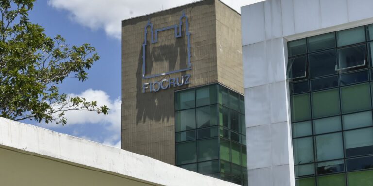 Fiocruz e farmacêutica assinam acordo sobre novo antirretroviral fiocruz-e-farmaceutica-assinam-acordo-sobre-novo-antirretroviral