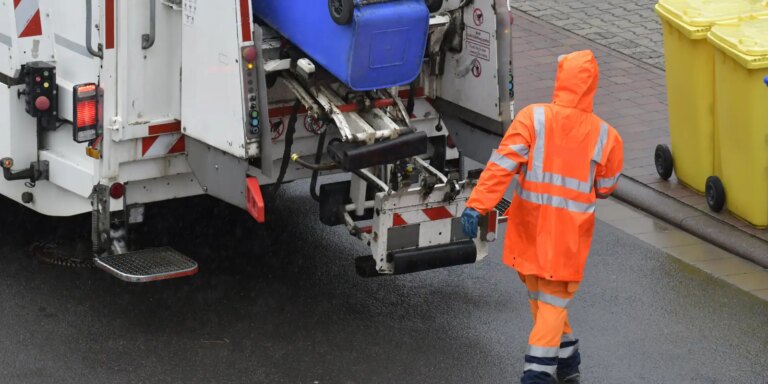 Garis suspendem coleta de lixo em bairro de SP após morte de colega garis-suspendem-coleta-de-lixo-em-bairro-de-sp-apos-morte-de-colega