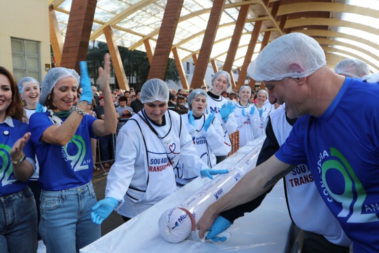 Vídeo: mortadela de 92 metros é distribuída no aniversário de cidade onde surgiu gigante do setor de alimentos video:-mortadela-de-92-metros-e-distribuida-no-aniversario-de-cidade-onde-surgiu-gigante-do-setor-de-alimentos