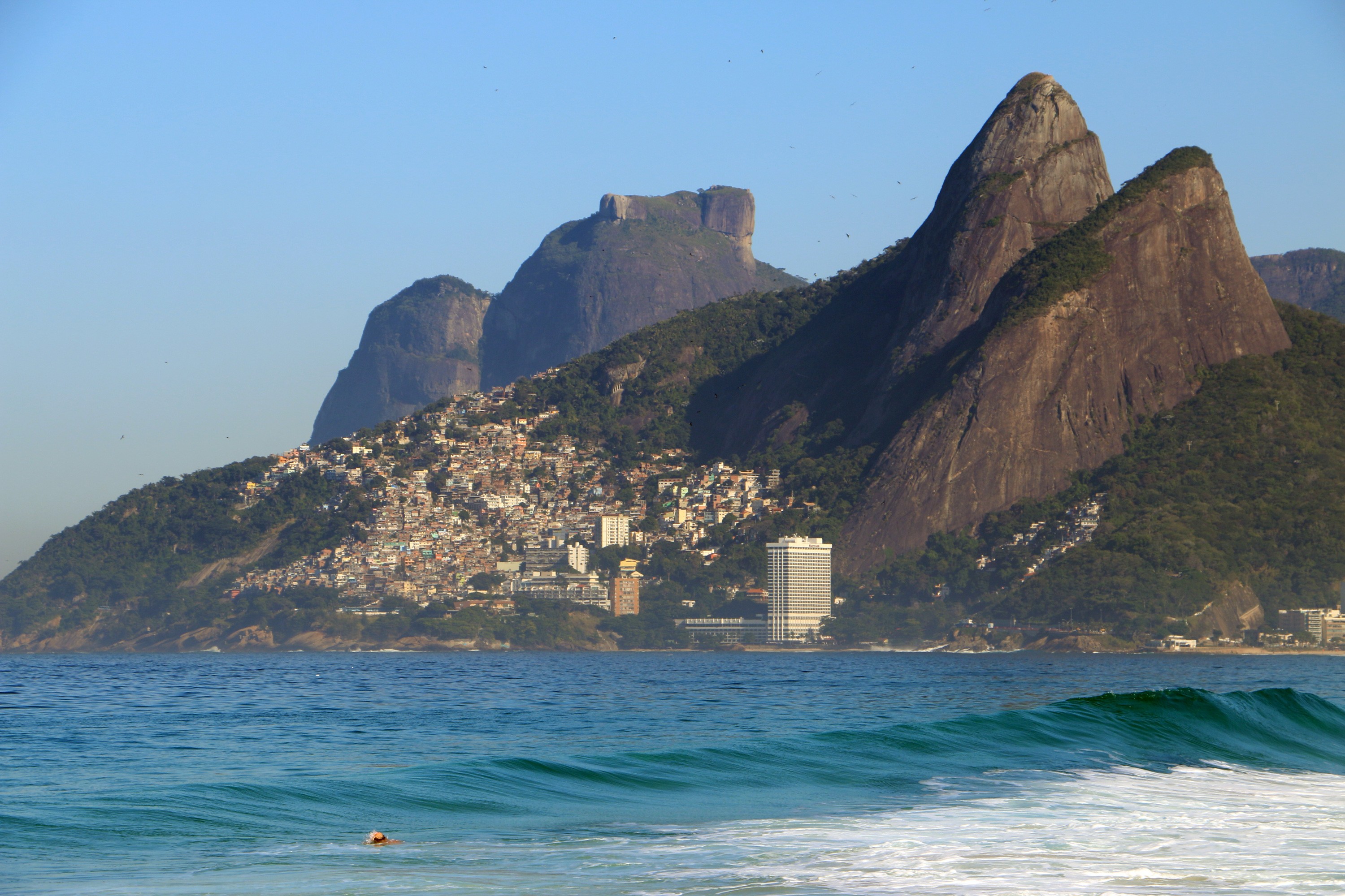 É #FAKE que foto de cadeiras voando e pessoas correndo em Ipanema mostre vendaval no Rio; cena foi criada com IA e-#fake-que-foto-de-cadeiras-voando-e-pessoas-correndo-em-ipanema-mostre-vendaval-no-rio;-cena-foi-criada-com-ia