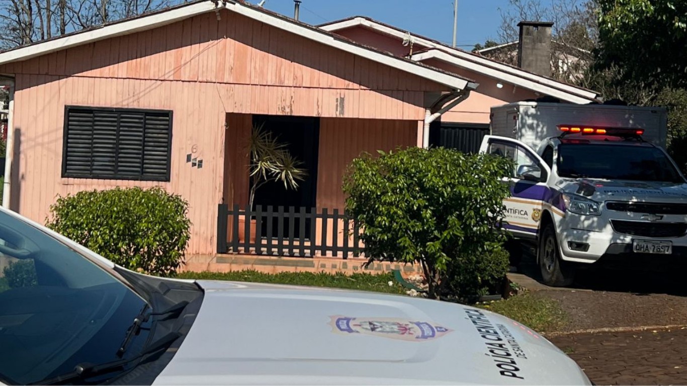 Filho ouve gritos, luta com agressor e salva a mãe de tentativa de feminicídio em SC filho-ouve-gritos,-luta-com-agressor-e-salva-a-mae-de-tentativa-de-feminicidio-em-sc